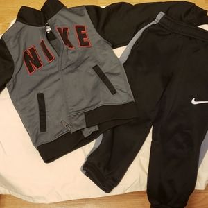 Boy's Nike therma-fit track suit